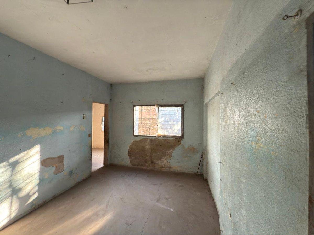 Foto de CASA EN VENTA EN PERGAMINO A REFACCIONAR CON PATIO, imagen 2