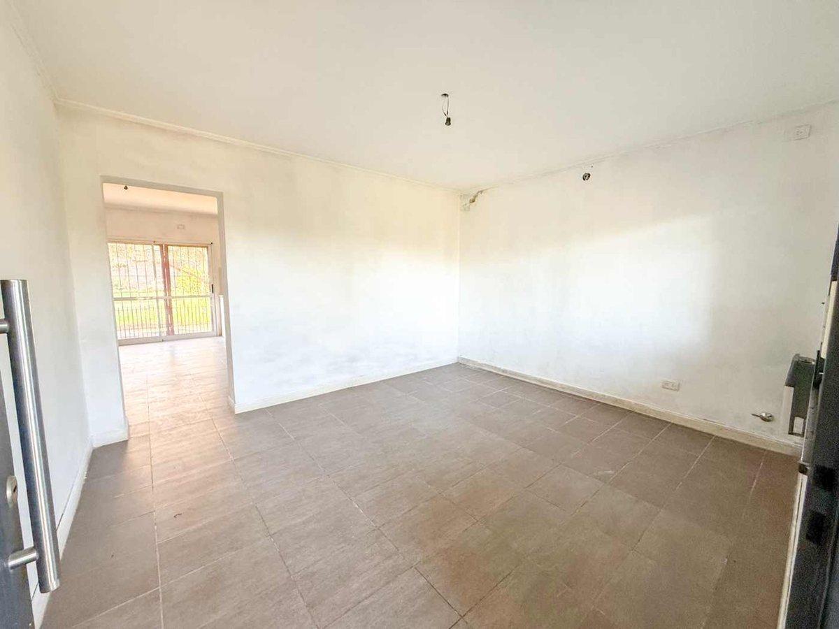Foto de CASA EN VENTA EN PERGAMINO CON AMPLIO PATIO, imagen 1