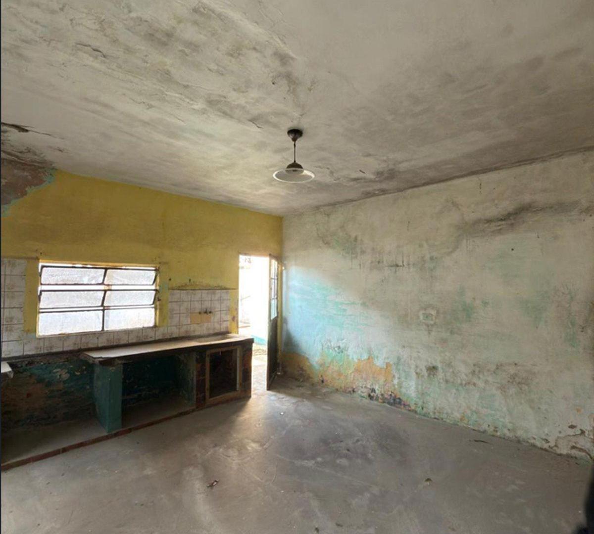 Foto de CASA EN VENTA EN PERGAMINO A REFACCIONAR CON PATIO, imagen 4