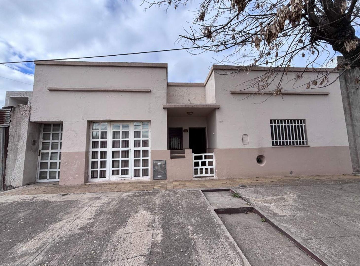 CASA EN VENTA EN PERGAMINO CON PATIO