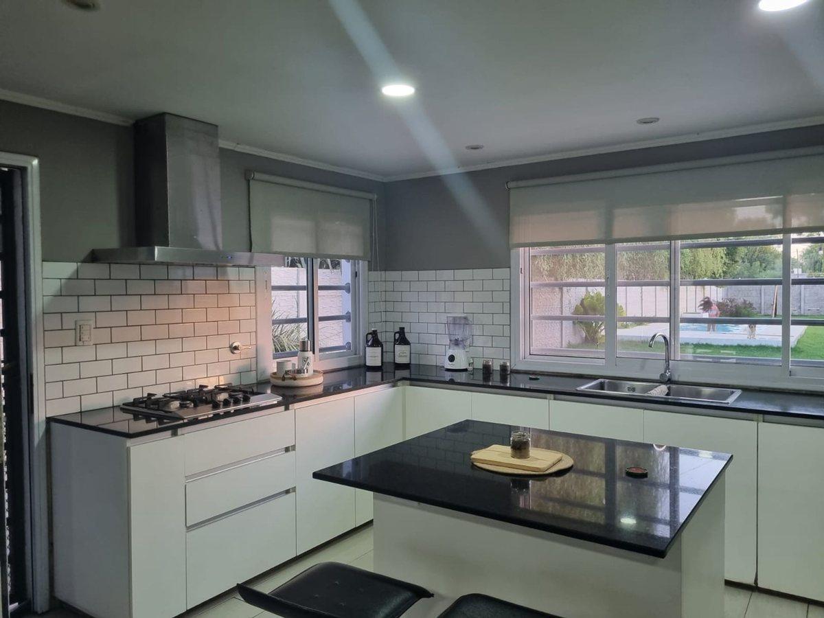 Foto de CASA EN VENTA EN BRAGADO CON PILETA, imagen 4