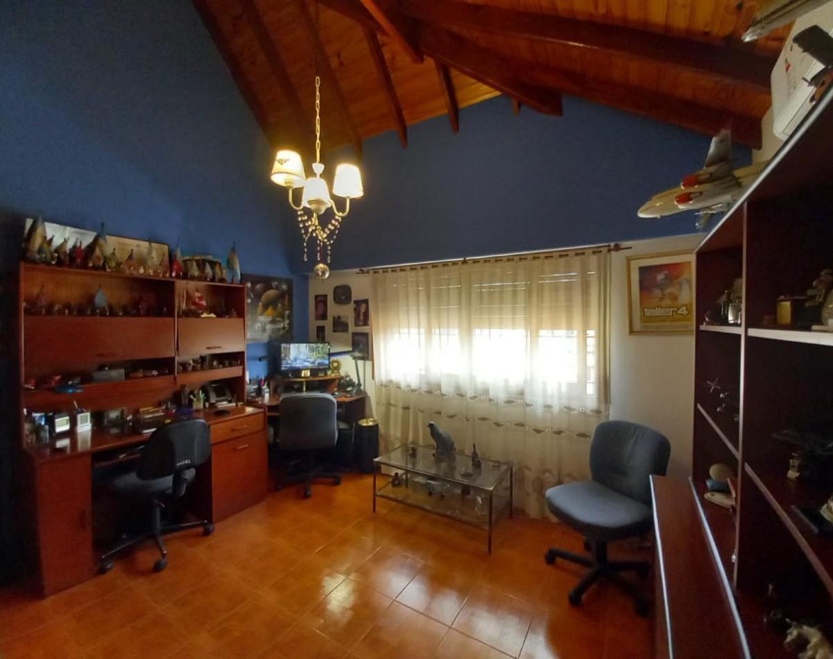 Chalet 8 Ambientes, con Jardin y Cochera 2