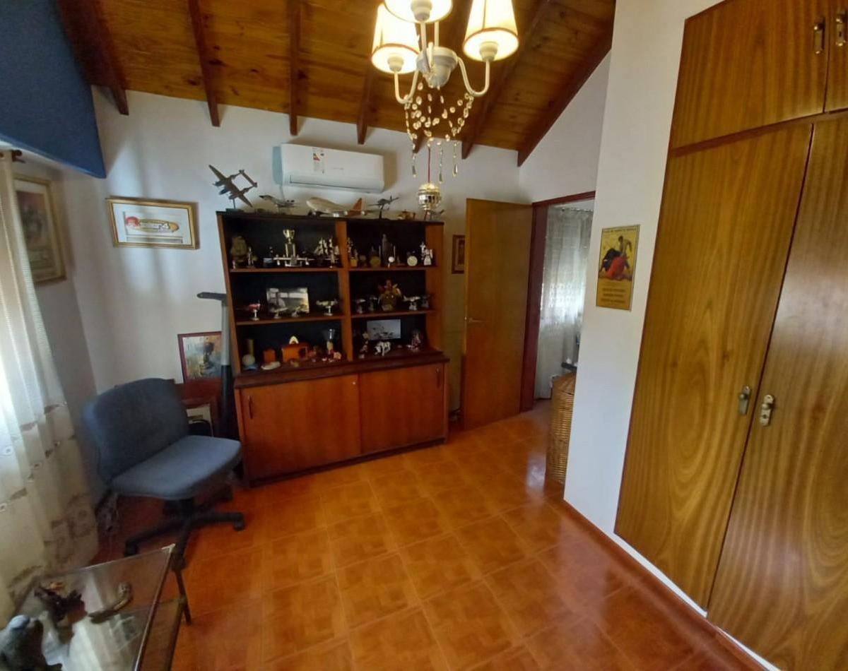 Chalet 8 Ambientes, con Jardin y Cochera 4