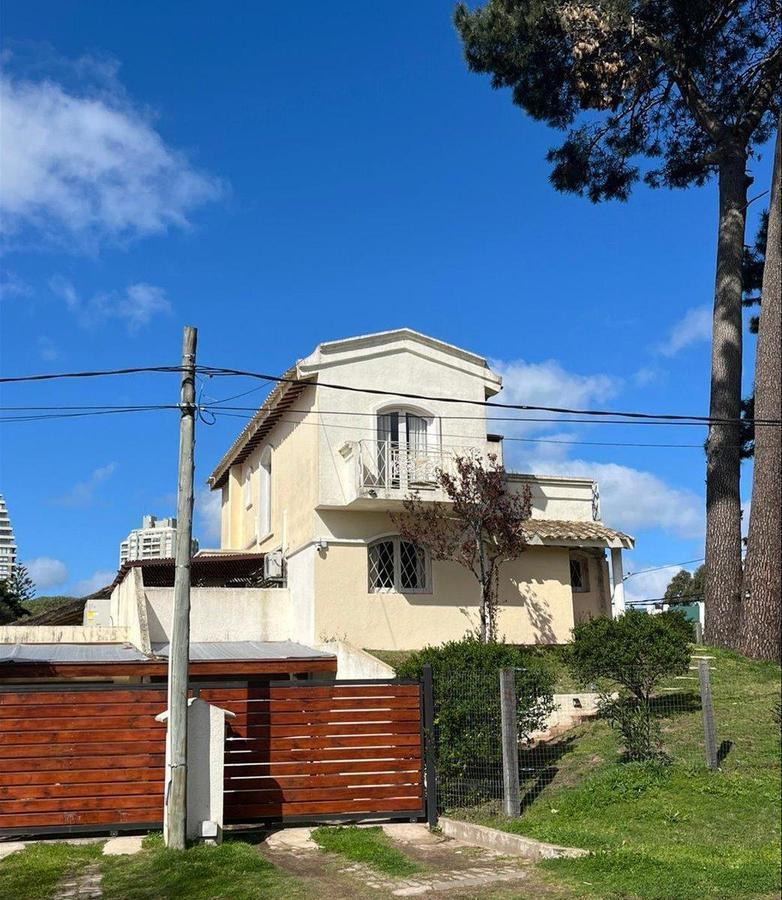 Casa en alquiler temporal, 3 dormitorios más dependencia, Punta del Este Playa mansa.