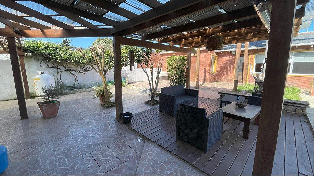 Foto de Casa en venta de 4 dormitorios en playa mansa con piscina, barbacoa y, imagen 2