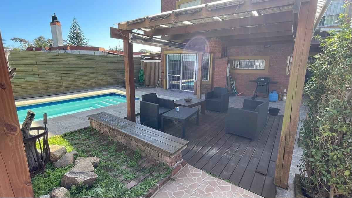 Foto de Casa en venta de 4 dormitorios en playa mansa con piscina, barbacoa y, imagen 3