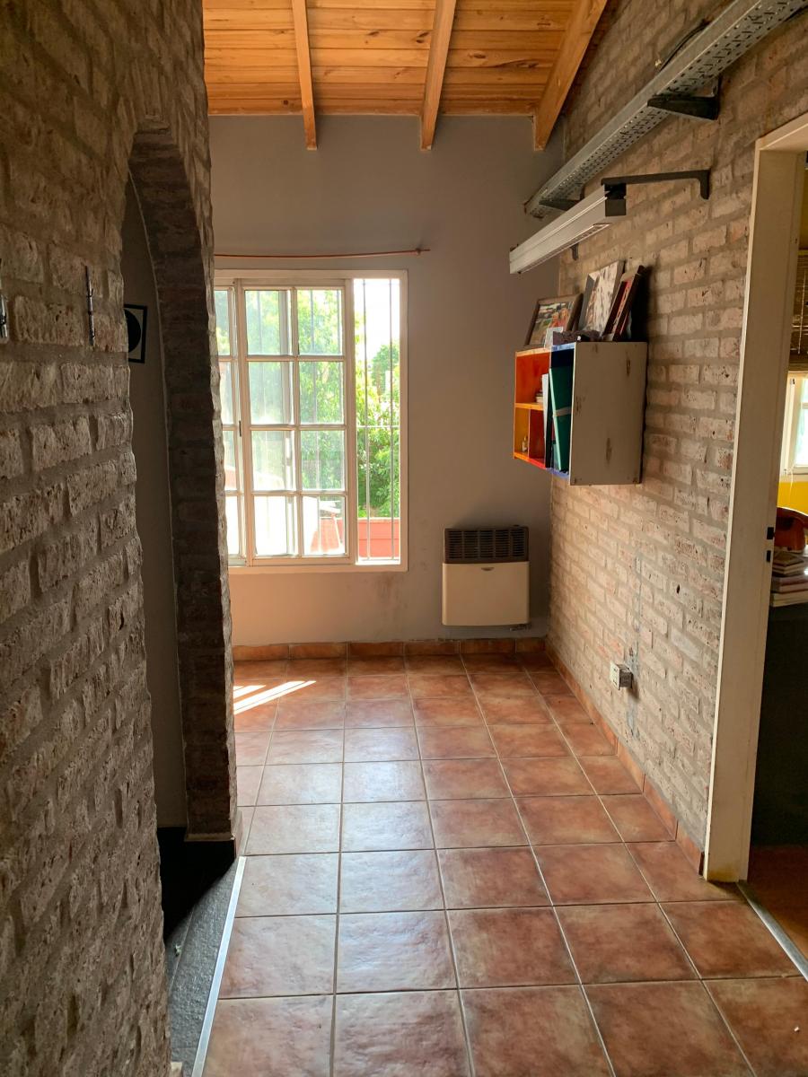Foto de CASA 4 AMBIENTES EN VENTA - LUIS GUILLON, imagen 2
