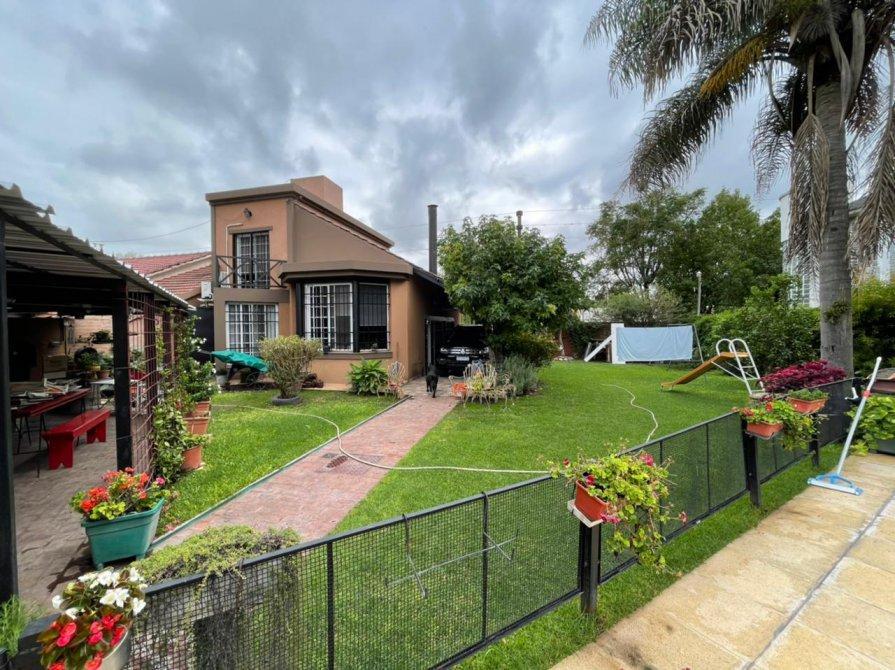 Hermosa CASA de 3 dormitorios  en VENTA, Monte Grande-(hoy REBAJADA) --APTA CREDITO BANCARIO--