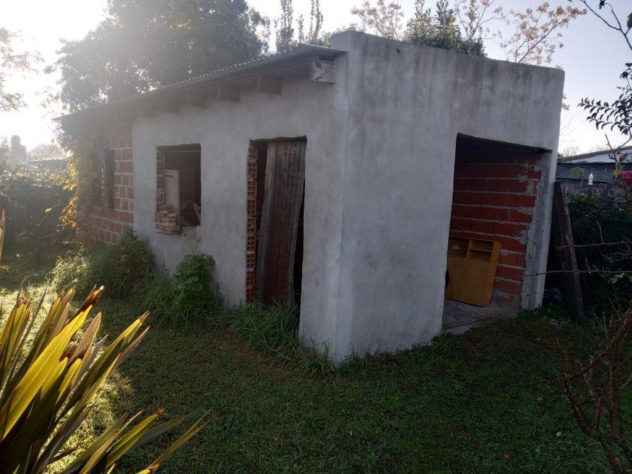 Lote con mejoras a 8 cuadras de la estacion General Las Heras!