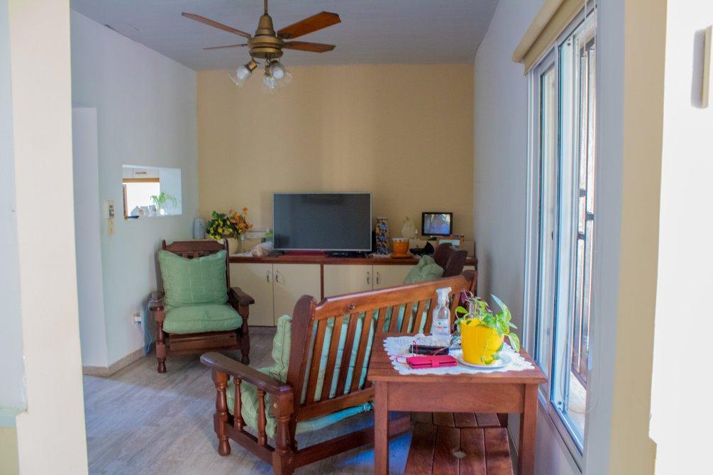 EXCELENTE CASA CON DEPARTAMENTO y 3 cocheras en el CENTRO DE LUIS GUILLÓN