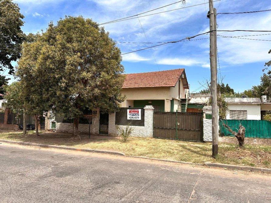 Casa amplia sobre gran lote - Venta - Monte Grande