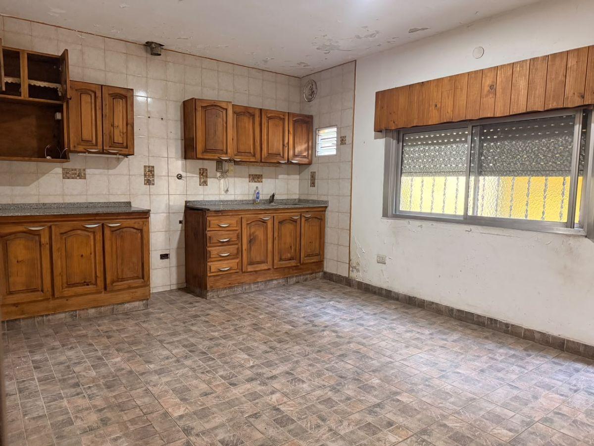 Foto de Casa 4 Dormitorios en Venta. Monte Grande, imagen 2