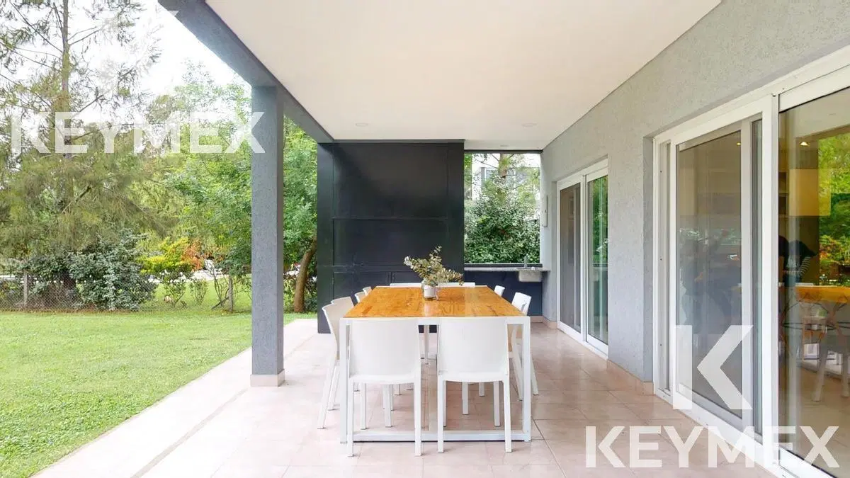VENTA CASA  DE 5 DORMITORIOS EN MIRALAGOS CON COSTA DE LAGO 3