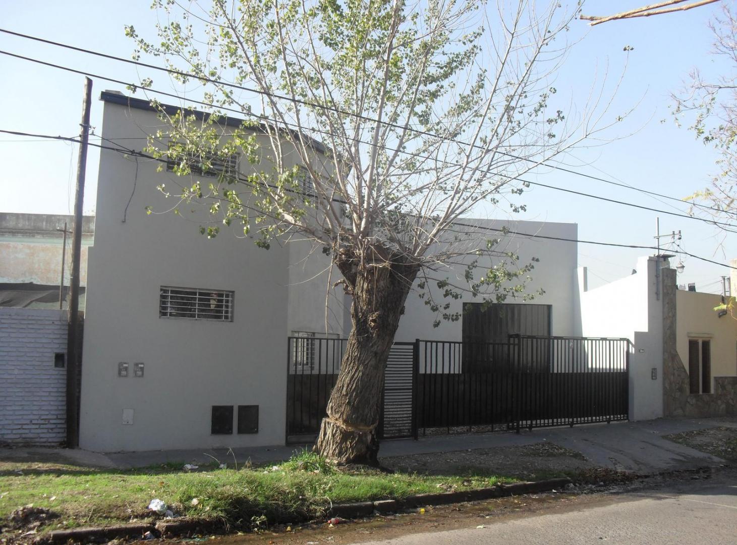 Foto de Galpón con 2 departamentos en Zona Hipódromo, La Plata, imagen 2