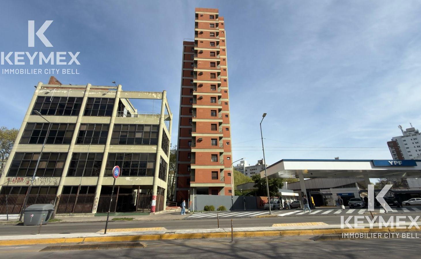 Foto de Departamento de 2 dormitorios con cochera y baulera en venta en La Plata, imagen 1