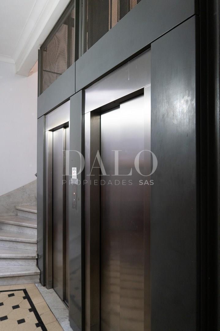 Hermoso Departamento Antiguo de 5 Ambientes Reciclado a Nuevo. Imperdible! 1