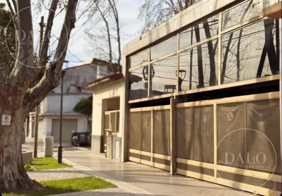Local con Inmejorable Ubicacion en Av. Fleming - Martinez ideal para todo tipo de Emprendimientos co 2