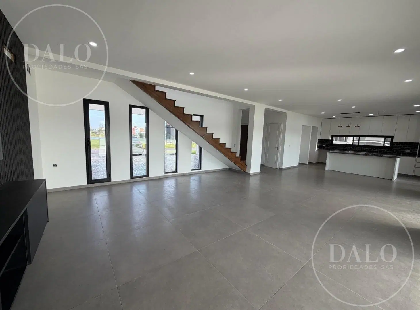 Casa en venta a estrenar 5 ambientes,pileta ,vista al lago 2