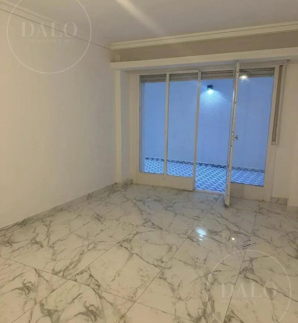 Departamento 4 Ambientes con Patio Super Luminoso, Impecable en Balvanera 2