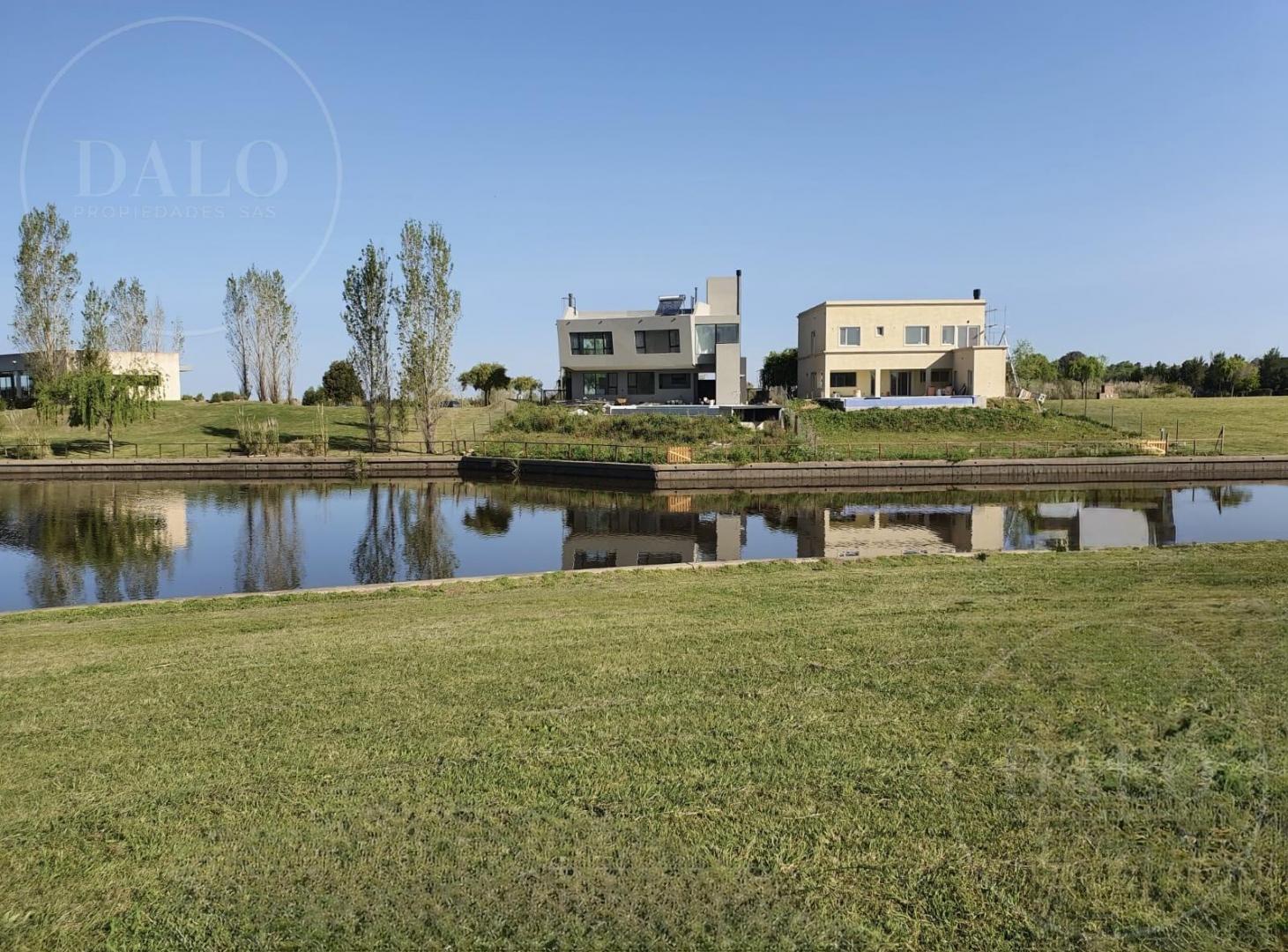 Terreno en Venta al Agua con Salida al Rio de 983.52 metros cuadrados en el Barrio el Cazal, Escobar