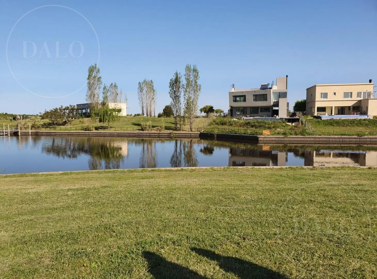 Terreno en Venta al Agua con Salida al Rio de 983.52 metros cuadrados en el Barrio el Cazal, Escobar 2