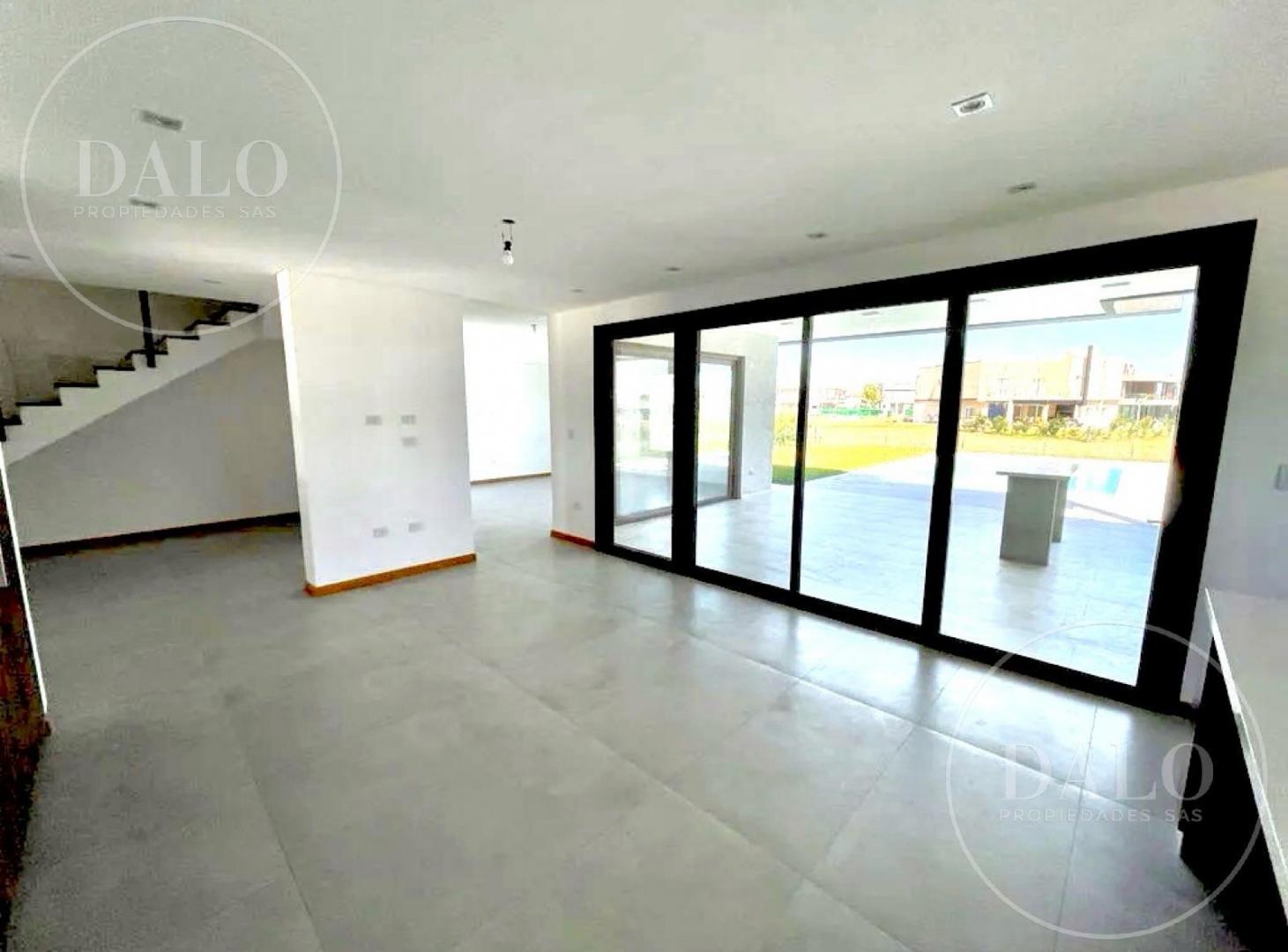 Excelente casa en Barrio Terralagos, Canning.