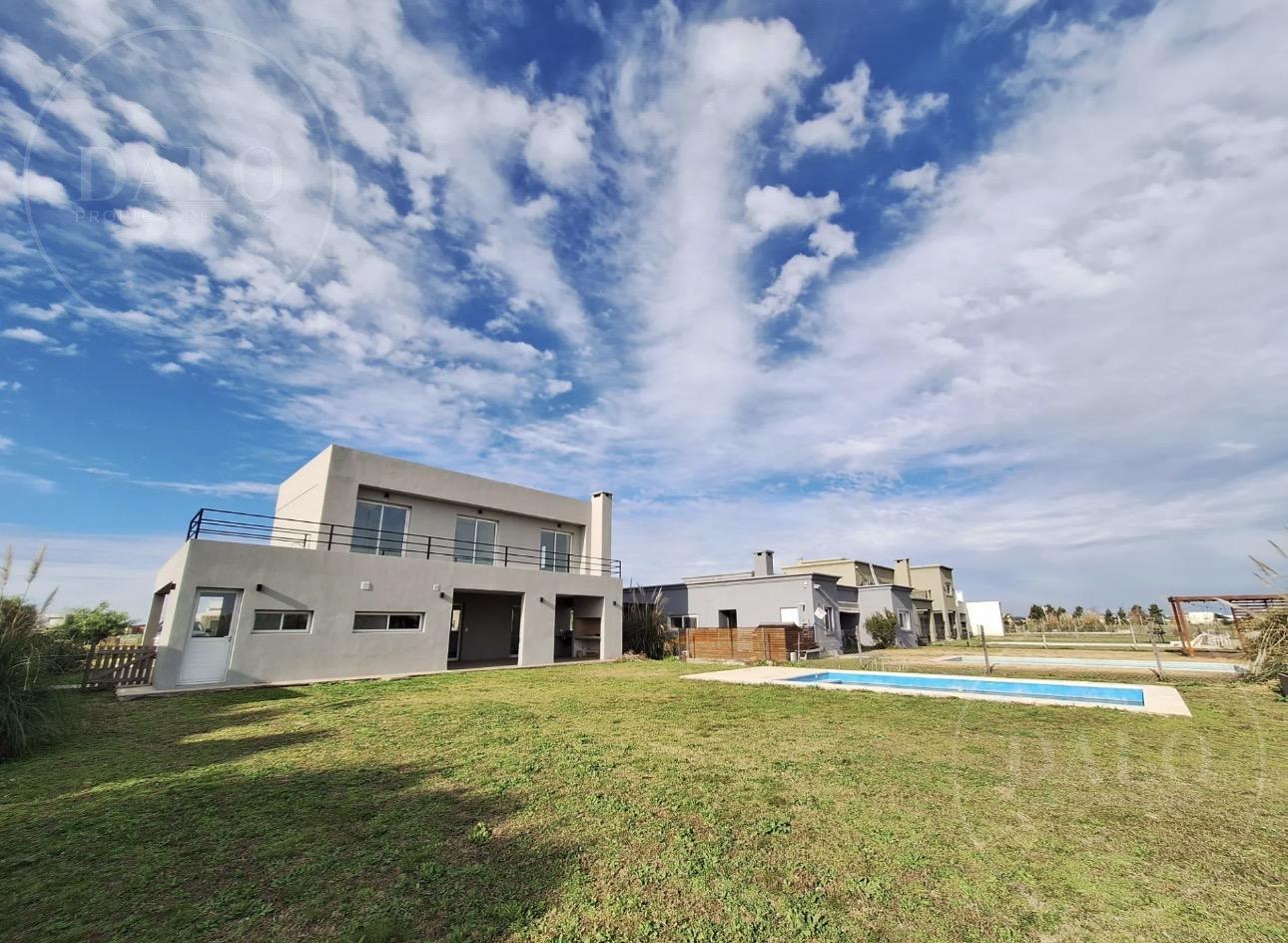 Casa 5 ambientes con Pileta en Venta Area 8 San Sebastian