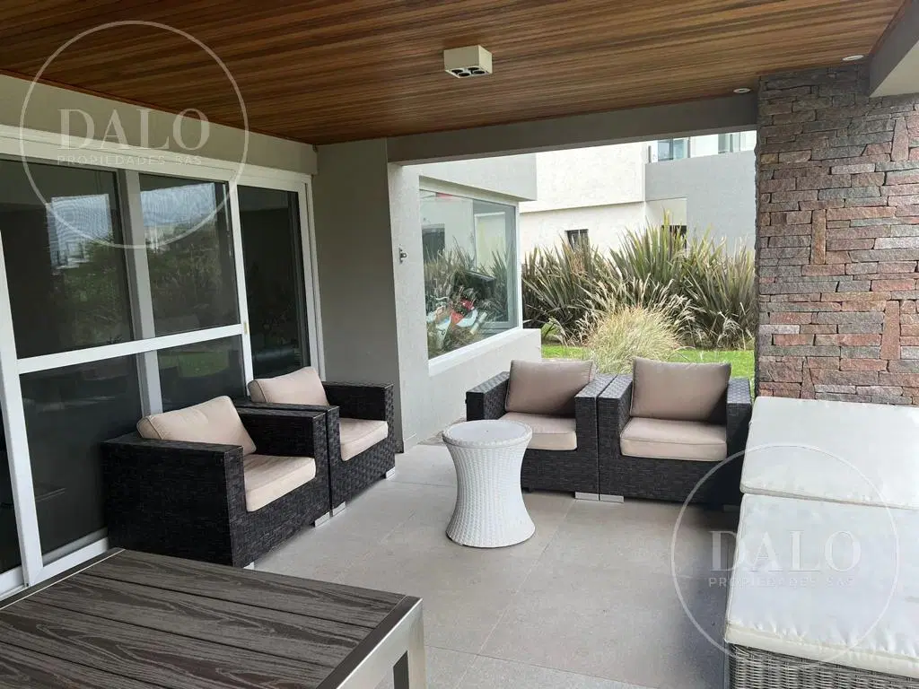 Casa 8 ambientes en Venta en El Canton 5