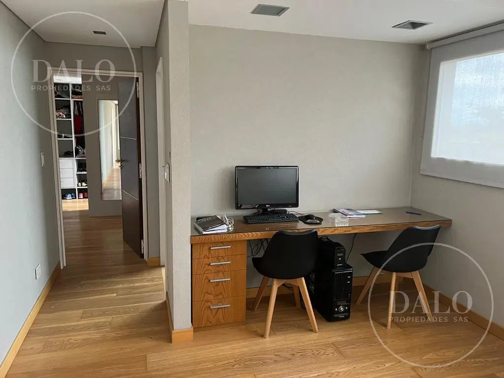 Casa 8 ambientes en Venta en El Canton 1