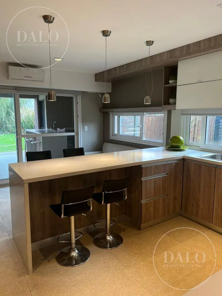 Casa 8 ambientes en Venta en El Canton 2