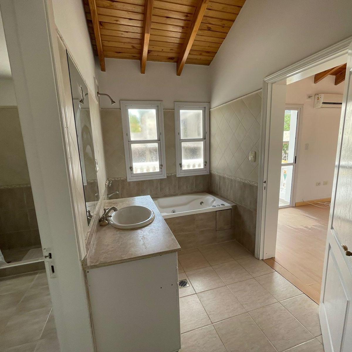 Clinmobiliaria Vende Confortable Casa Barrio Dalvian, Ubicada en Etapa I. 5