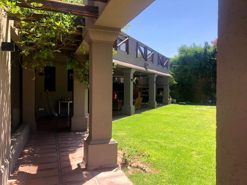 Cl/inmobiliaria en Barrio Dalvian Imponente Casa de 360 m² Cubiertos 1