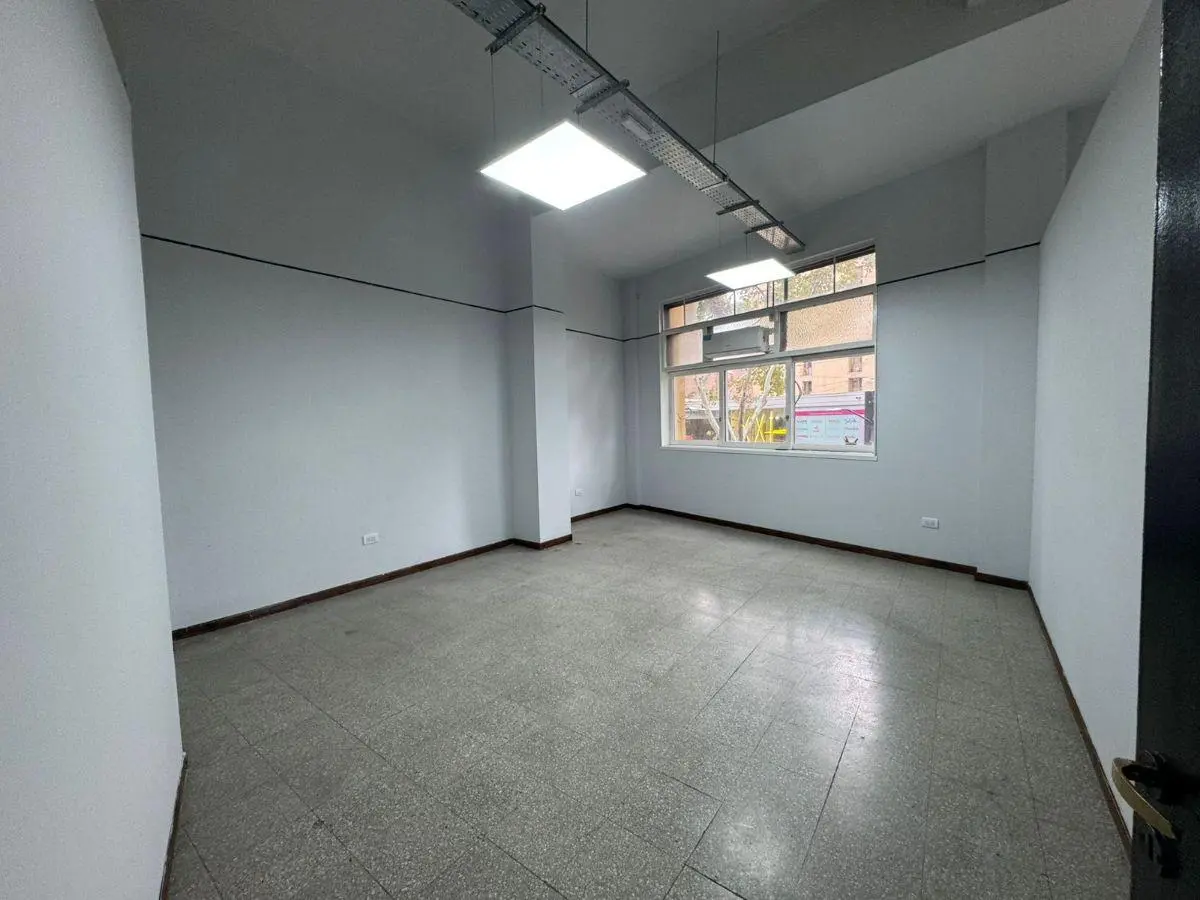 CLL/INMOBILIARIA ALQUILA OFICINA CON CUATRO DESACOS EN GALERIA BAMAC 5