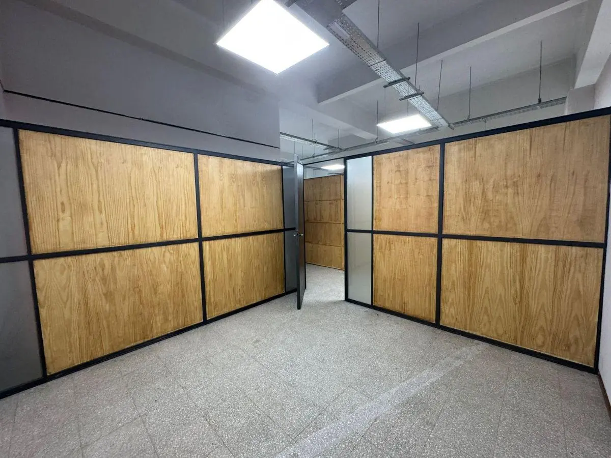 CLL/INMOBILIARIA ALQUILA OFICINA CON CUATRO DESACOS EN GALERIA BAMAC 8