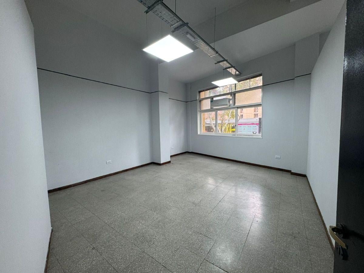 CLL/INMOBILIARIA ALQUILA OFICINA CON CUATRO DESACOS EN GALERIA BAMAC