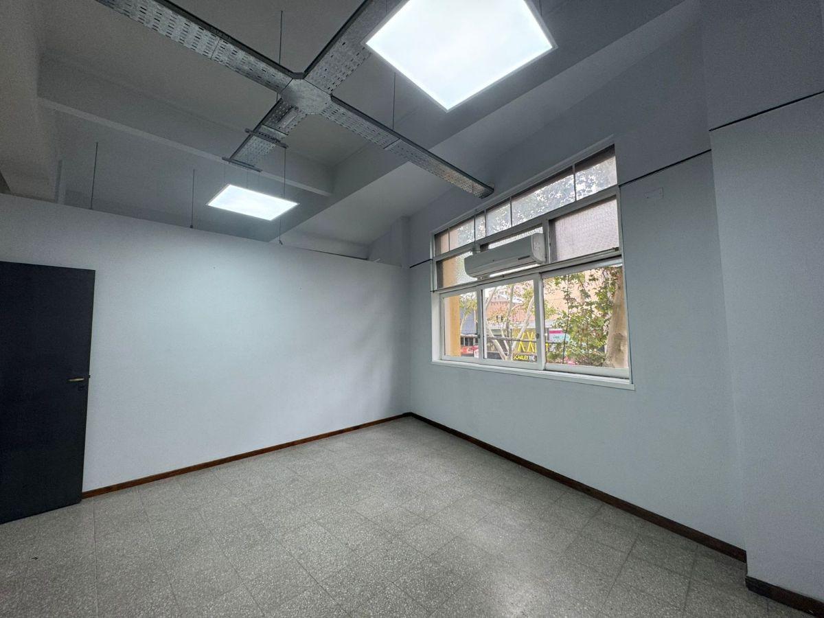 Foto de CLL/INMOBILIARIA ALQUILA OFICINA CON CUATRO DESACOS EN GALERIA BAMAC, imagen 3