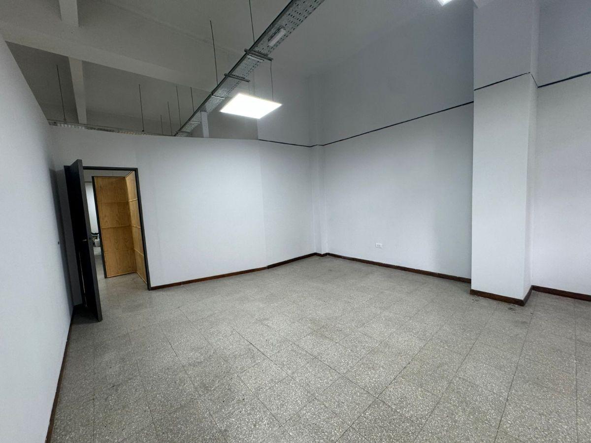Foto de CLL/INMOBILIARIA ALQUILA OFICINA CON CUATRO DESACOS EN GALERIA BAMAC, imagen 2