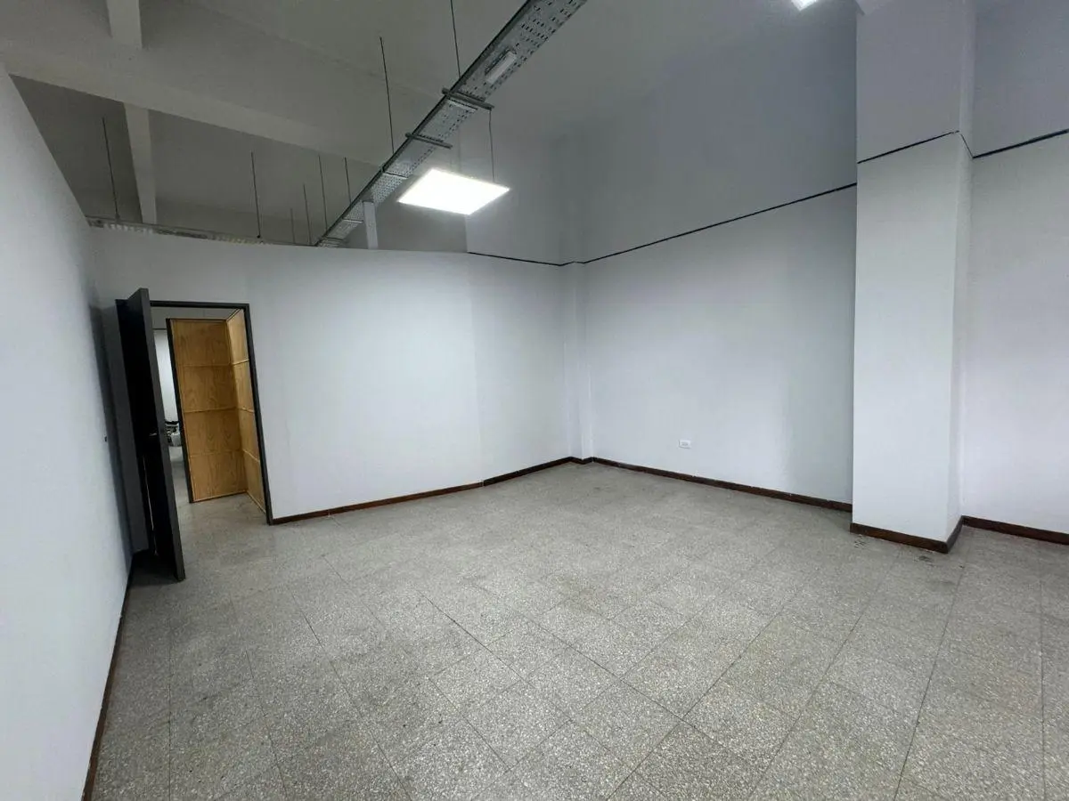 CLL/INMOBILIARIA ALQUILA OFICINA CON CUATRO DESACOS EN GALERIA BAMAC 2