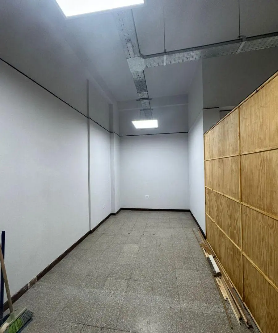 CLL/INMOBILIARIA ALQUILA OFICINA CON CUATRO DESACOS EN GALERIA BAMAC 4
