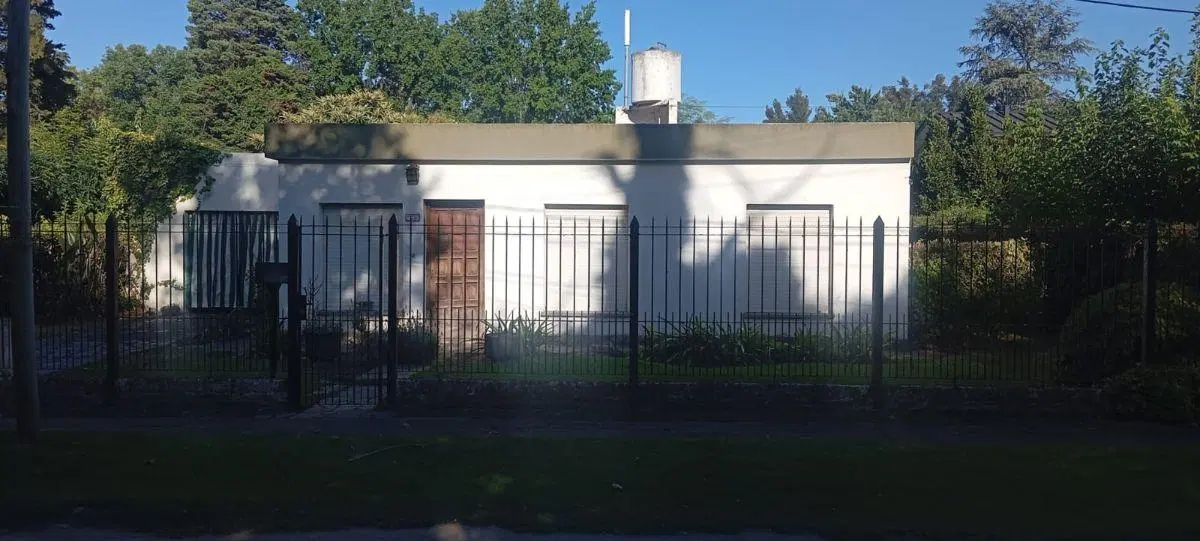 La Reja, casa estilo americana, en zona residencial 3