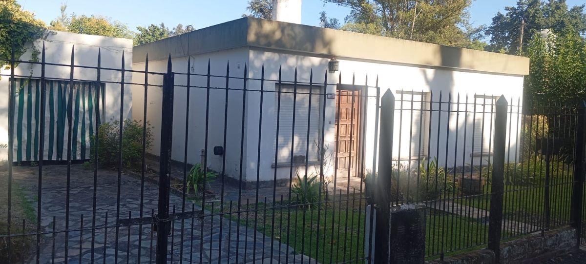 La Reja, casa estilo americana, en zona residencial