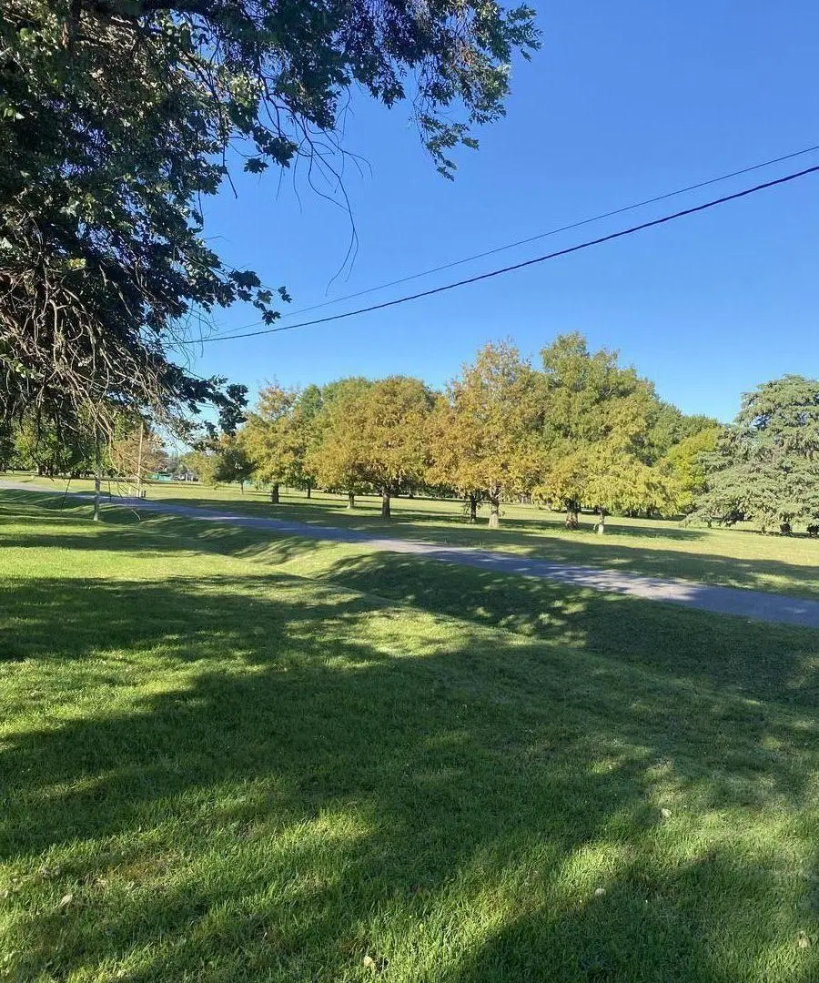 Excelente Lote con mejoras con frente a espacio verde 6