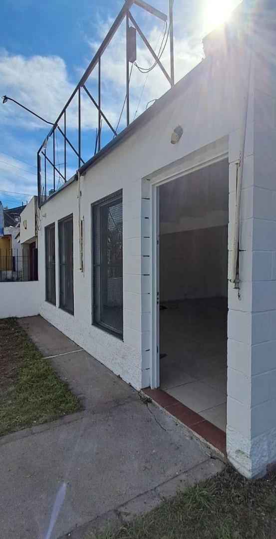 Foto de OPORTUNIDAD! UNICO LOTE Y LOCAL EN VENTA CALLE TRONADOR B° PARQUE, imagen 3