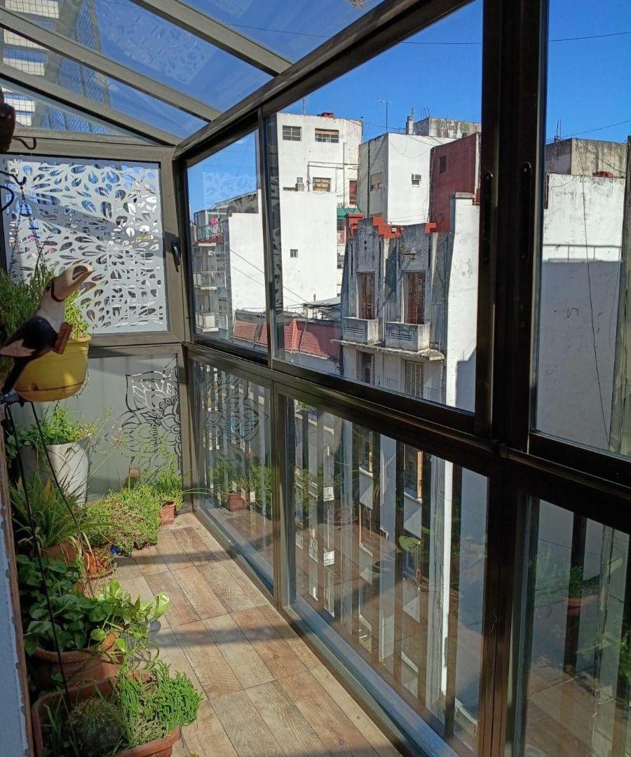 Foto de Hermoso departamento de 4 ambientes con balcón a la calle - Balvanera, imagen 2