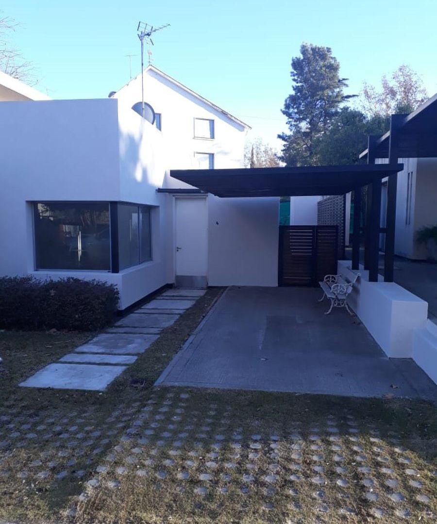 Se VENDE hermosa casa dos dorm en Bº "Villa Pehuén"