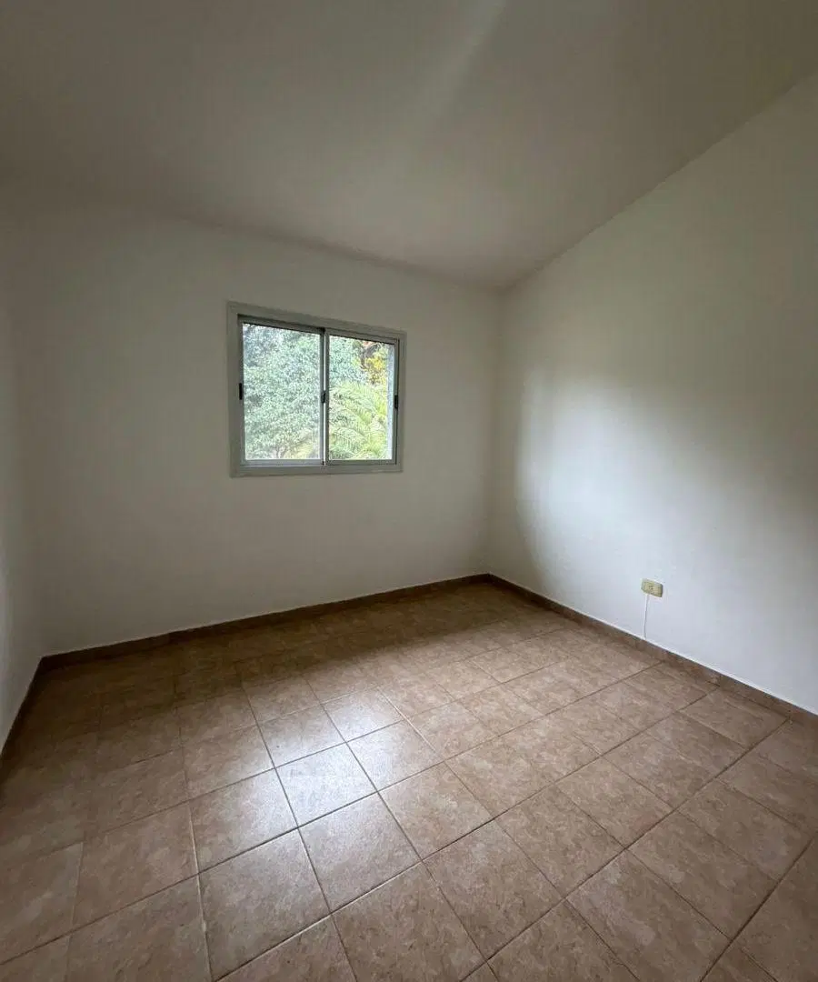 Se ALQUILA hermosa casa en Lomas Este 4