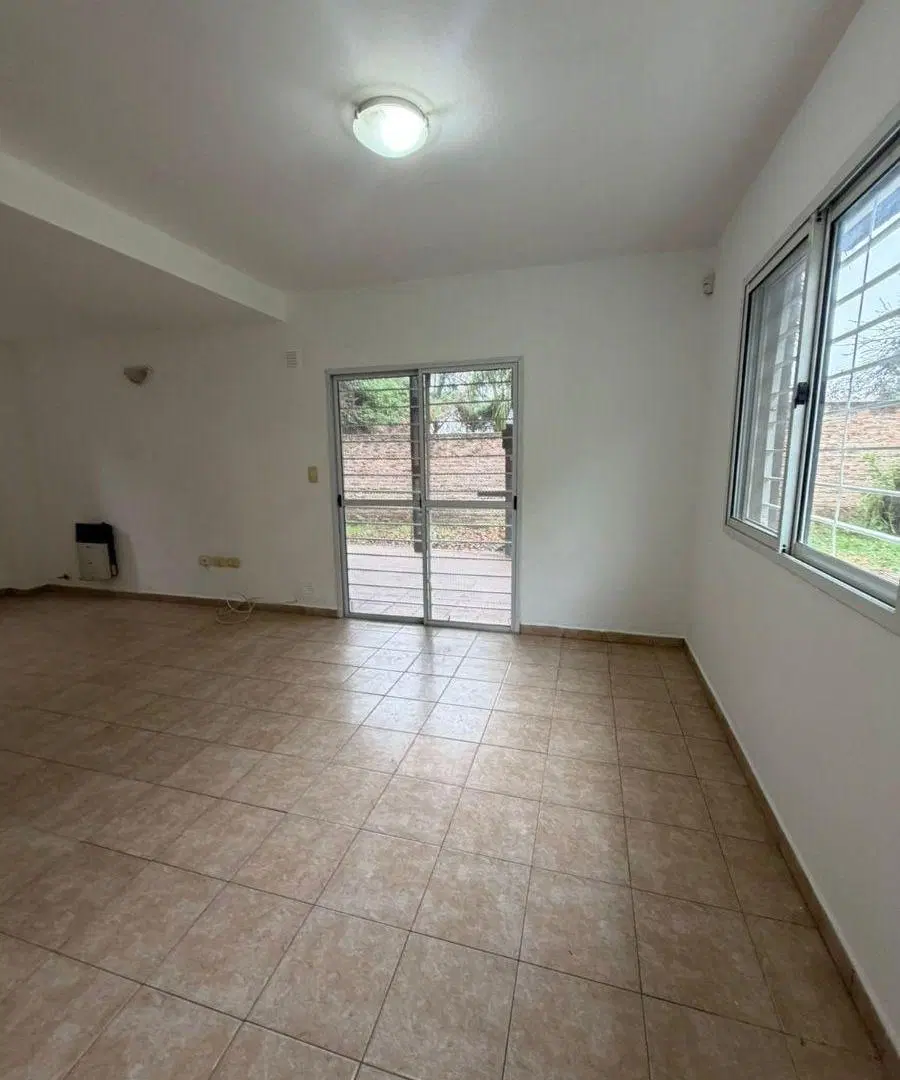 Se ALQUILA hermosa casa en Lomas Este 3