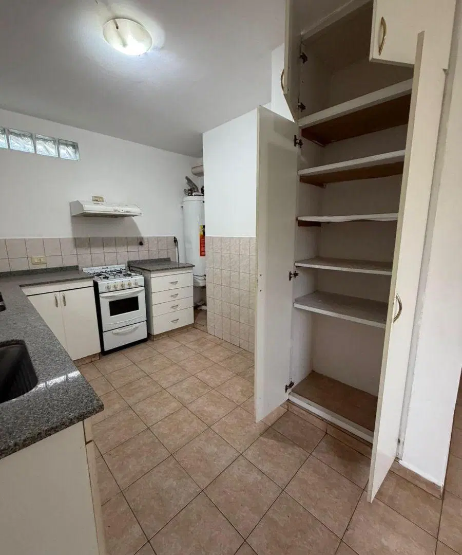 Se ALQUILA hermosa casa en Lomas Este 2