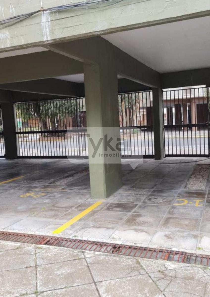 Departamento de Dos Ambientes Al Frente con Balcón Cochera Techada y Gas Nat. 5