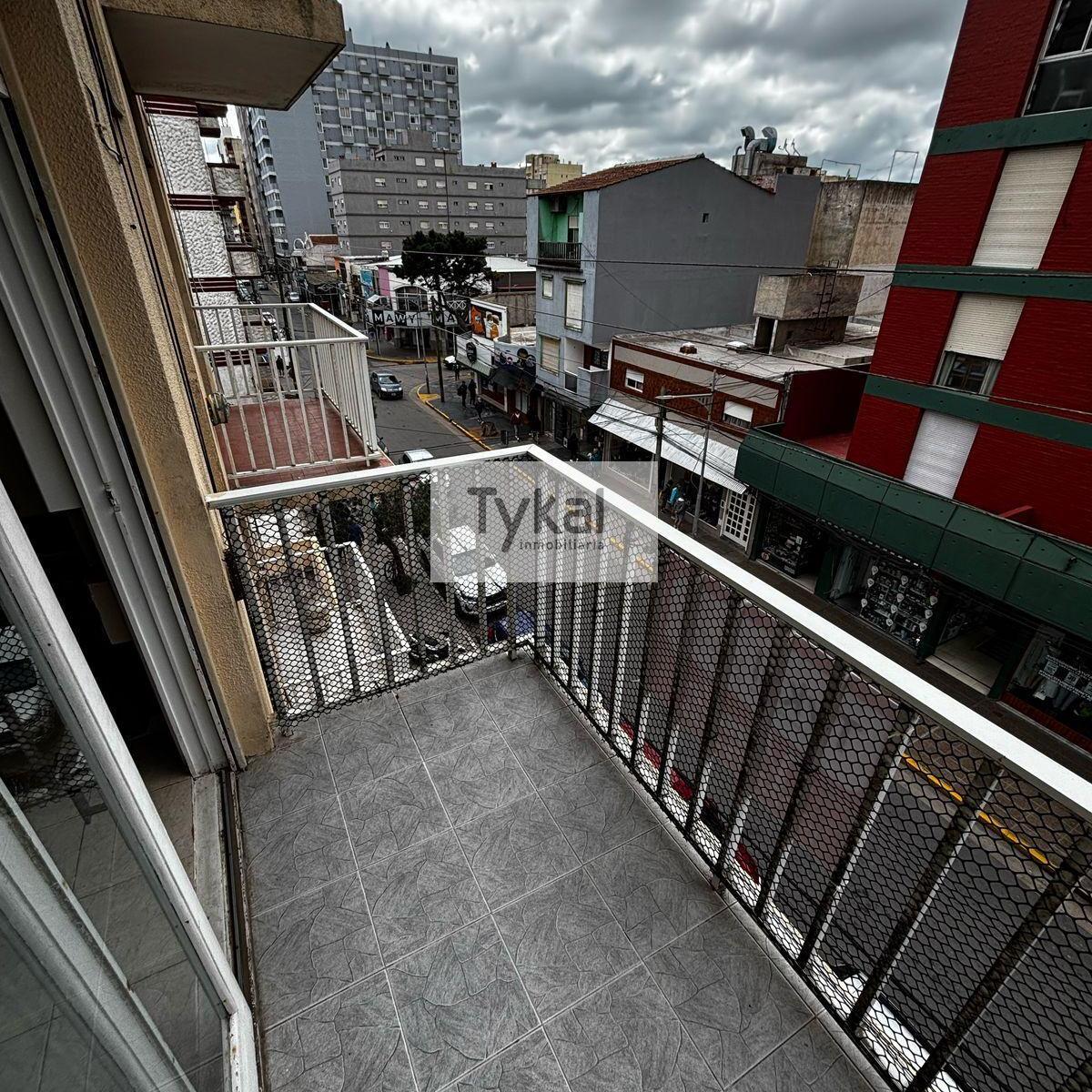 Departamento Centrico con Balcon Al Frente y Gas Natural 3